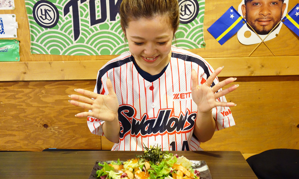 海鮮サラダを前に嬉しそうな店員さん