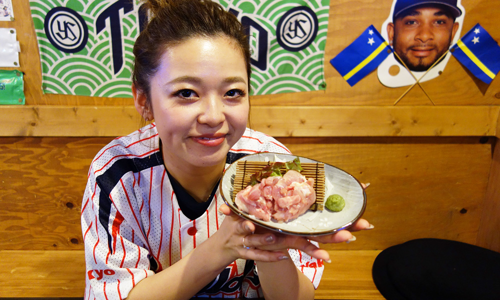 店員さんと鶏刺し