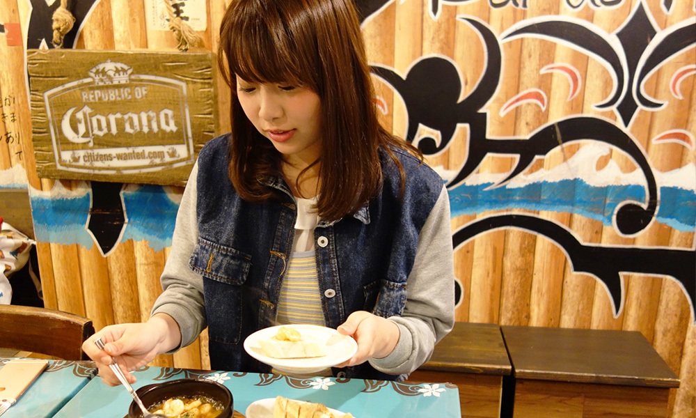 アヒージョをバケットに乗せるmayuさん