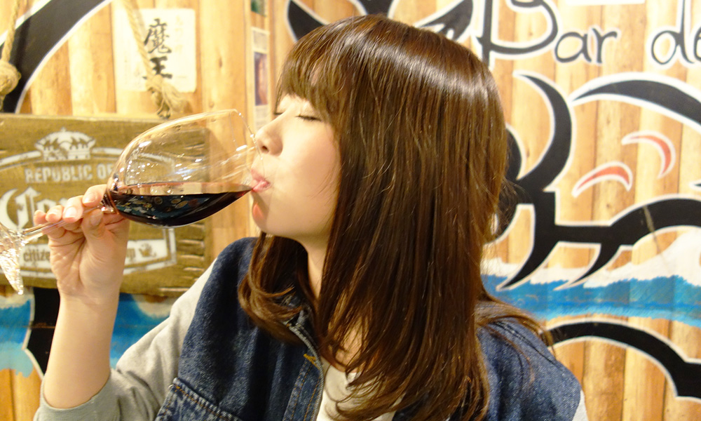 ワインを飲むmayuさん