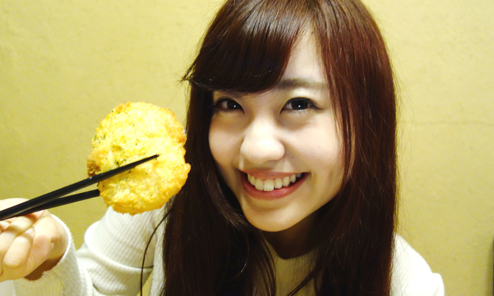 大きいカニクリームコロッケアピールをするゆかちぃ